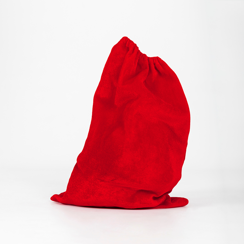 saco rojo de regalos de pie sobre fondo blanco 1