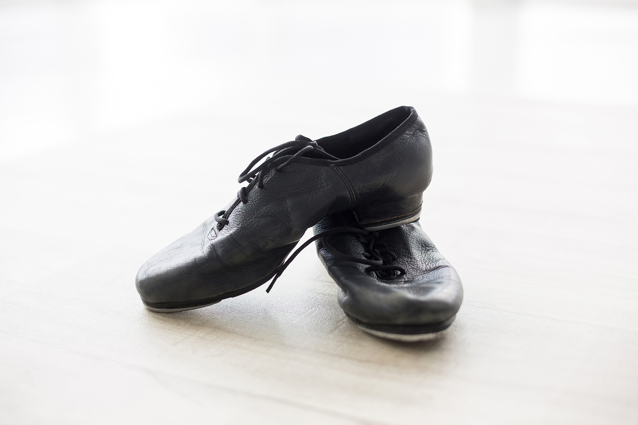 zapatos de baile sobre suelo de madera 1